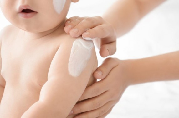Pielęgnacja suchej skóry niemowląt i małych dzieci