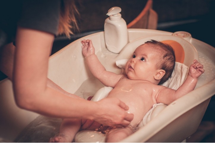 Pierwsza kąpiel noworodka - zasady dla młodych rodziców 